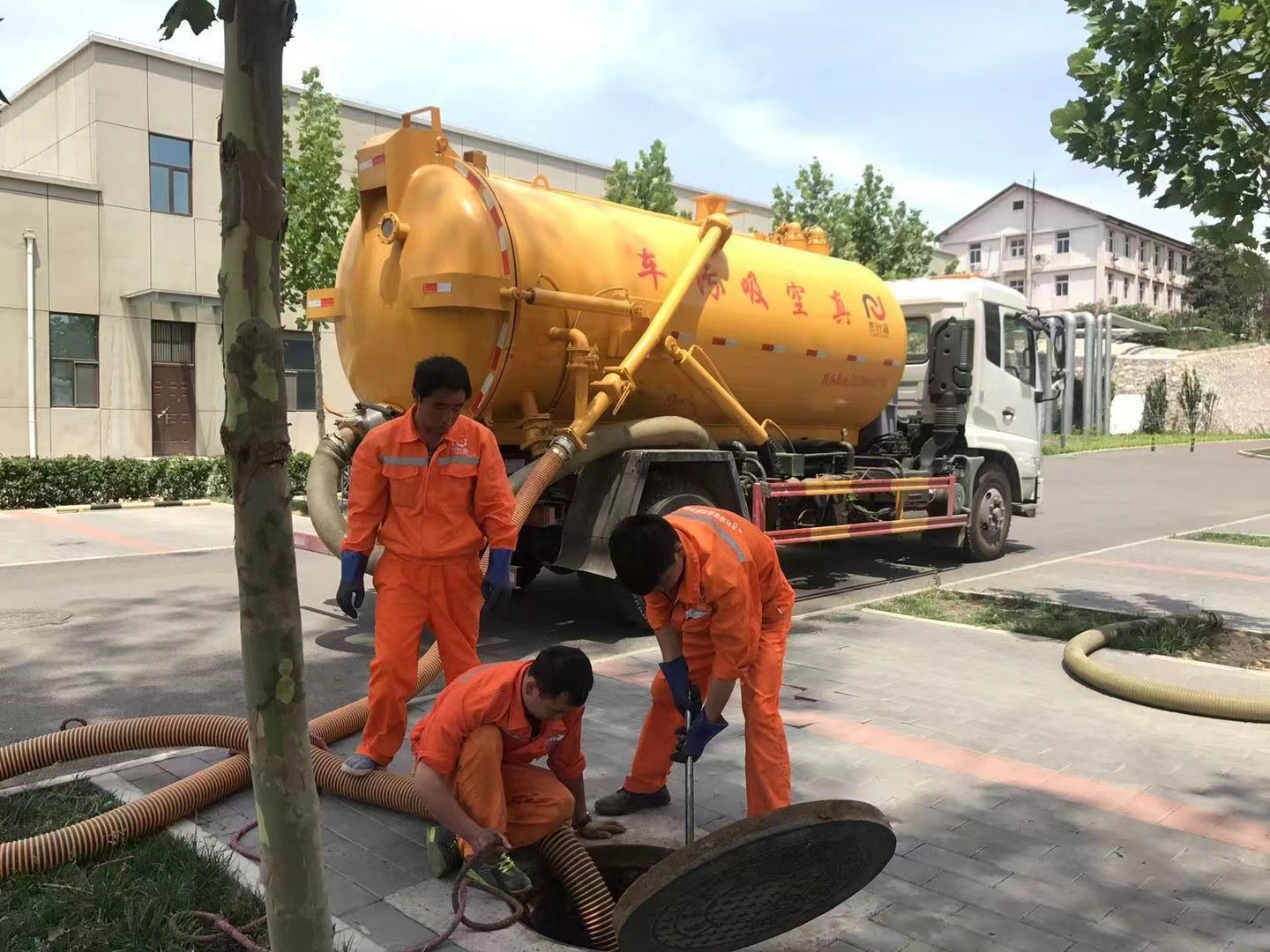 太平管道疏通车停在窨井附近