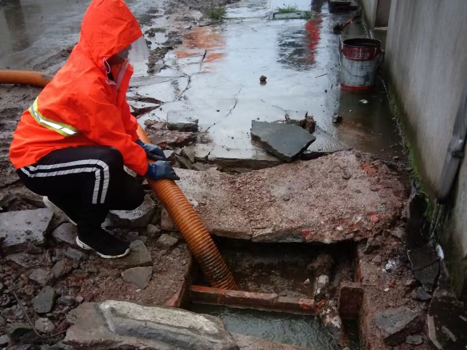 太平专业清理污水池 炜誉市政以规范流程守护城市 “肠道”